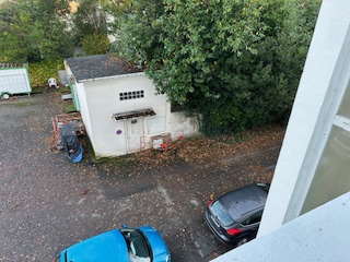 Élagage d’arbres au-dessus du parking